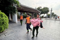 Cong an Ha Noi cuu nu sinh nhay cau Vinh Tuy tu tu hinh anh