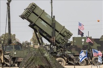Axios: Tong thong Trump cam ket gui 10 ten lua Patriot cho Ukraine hinh anh