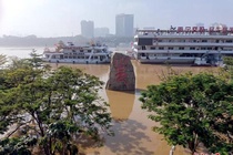 Nuoc lu dang cuon cuon, Quang Tay bao dong hinh anh