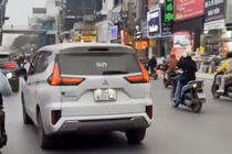 Oto co bang den led hien chu xuc pham cong an, tai xe noi bi hack hinh anh