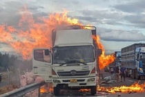 Khoi lua bao trum xe tai tren cao toc Vinh Hao - Phan Thiet hinh anh