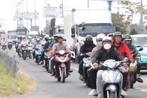 Dong nguoi tu mien Tay linh kinh do dac ve TP.HCM hinh anh