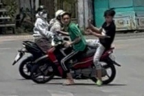 2 nguoi di xe may bi duoi danh tren duong o TP.HCM hinh anh