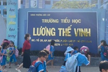 Dinh chi giao vien phat hoc sinh tu chich kim tiem vao tay o TP.HCM hinh anh