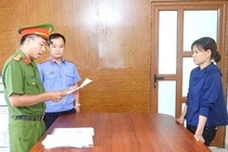 Khoi to nguoi phu nu xit voi nuoc cao ap vao mat ba ban rau o Phu Tho hinh anh