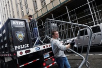 New York dung rao truoc toa an, chuan bi cho viec ong Trump bi truy to hinh anh