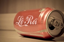 Con sot tu che anh in ten tren lon Coca hinh anh