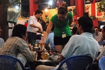 Cu nhan DH su pham that nghiep di ban bia hinh anh