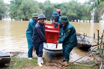 Nguoi dan ong giet 2 con giua ron lu hinh anh