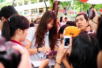 Hot girl Han Hari Won bi fan Viet vay cung hinh anh