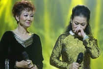 Khanh Ly khong giau duoc xuc dong khi hat ve que huong hinh anh