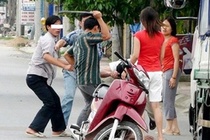 Con chem chet me vi lam song dan ga hinh anh
