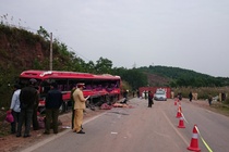 Lai xe oto dau keo gay tai nan trinh dien cong an hinh anh