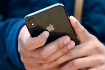 Nguoi dan ong lien tuc bao mat iPhone tu 2013 de lua tien bao hiem hinh anh