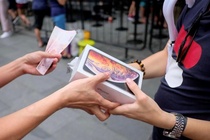 iPhone XS Max van khong co doi thu o nhom di dong cao cap tai VN hinh anh