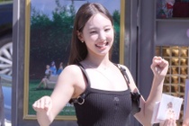 Trang phuc bieu dien cua Nayeon (TWICE) hinh anh