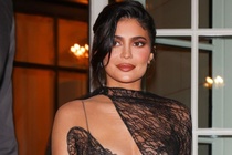 Kylie Jenner khóc suốt 3 tuần sau khi sinh con