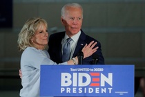 Bà Biden gọi đề xuất kiểm tra nhận thức tổng thống là 'nực cười'