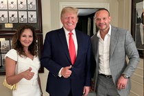 Dong minh cua ong Trump gap kho hinh anh
