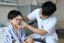 Be gai 3 tuoi bi cho nha hang xom can lo xuong tran hinh anh