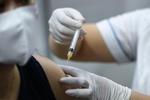 Sot sau khi tiem, vaccine Covid-19 moi co hieu qua? hinh anh