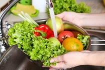 Có nên phun chất khử khuẩn lên thực phẩm?