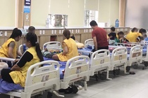 Tre nhap vien tang do thoi tiet lanh hinh anh
