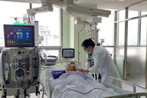 Nguoi dan ong ngung tim phoi do ngo doc ruou hinh anh