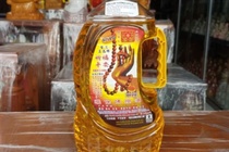 Trẻ nguy kịch do uống nhầm dầu thắp đèn