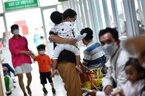 Nhung moi nguy hiem thuong gap voi tre nho ngay Tet hinh anh