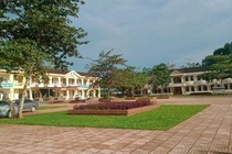Nam sinh roi tu tang 2 truong hoc phai nhap vien cap cuu hinh anh