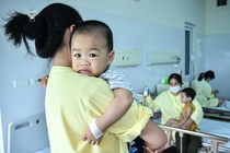 Nhung dieu can nho khi cham soc tre mac cum mua hinh anh