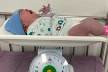 Bé gái chào đời nặng 5,3 kg