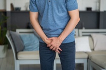 Nguoi dan ong nhap vien cap cuu vi vo vat hang hinh anh
