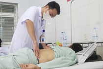Dau that lung, nguoi dan ong di kham phat hien ung thu di can hinh anh