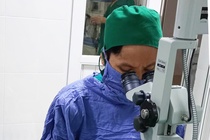 Suyt mu vi soi da ban vao mat khi cat co hinh anh