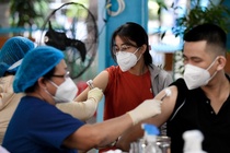 So ca Covid-19 bat ngo tang manh, co can tiem lai vaccine? hinh anh