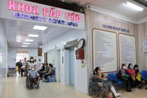 Hai hoc sinh cap 3 di cap cuu vi hut thuoc la dien tu hinh anh