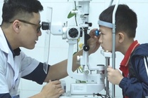 Vi sao nen dua tre di kham mat truoc khi vao lop 1? hinh anh
