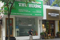 Hang loat phong kham quanh Benh vien Phu san TU bat ngo dong cua hinh anh