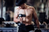 Chang trai 22 tuoi huy hoai than vi 'bien hinh' than toc hinh anh