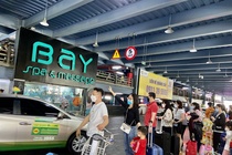 Khach o Tan Son Nhat don taxi 5 phut, gia cuoc ve muc binh thuong hinh anh