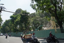 Tháo dỡ cầu bộ hành để thi công đường nối ga T3 Tân Sơn Nhất