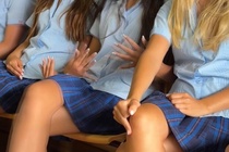 Nu sinh bi cam du le tot nghiep vi gan mong tay gia hinh anh