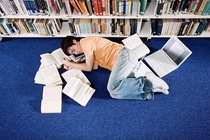 Sinh vien Harvard can ngu trua hinh anh