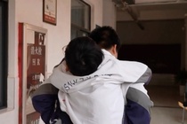 Cau be 6 nam lien cong ban toi truong hinh anh