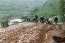 De xuat khen thuong co giao cam ban tu vong tren duong den truong hinh anh