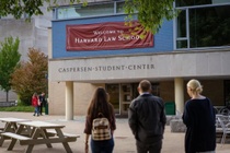 Truong Luat Harvard tut xuong vi tri thu 5 trong BXH US News hinh anh