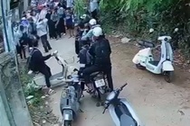 Nu sinh bi vay danh hoi dong, ban hoc chi dung nhin hinh anh