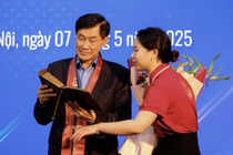 Mon qua cua sinh vien khien ong Johnathan Hanh Nguyen rom rom hinh anh